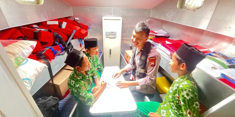 Ditpolairud Polda Bengkulu Adakan Perpustakaan Terapung dan Sambut Kunjungan Siswa SD IT Firdaus