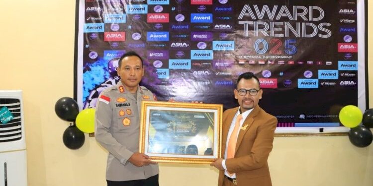 Kapolres Sikka Dapat Penghargaan Best Inspiring and Visionary dari Indonesia Visionary Leader