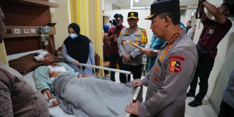 Kapolri Listyo Sigit Prabowo Sambangi Korban Ledakan di SMAN 72 Jakarta