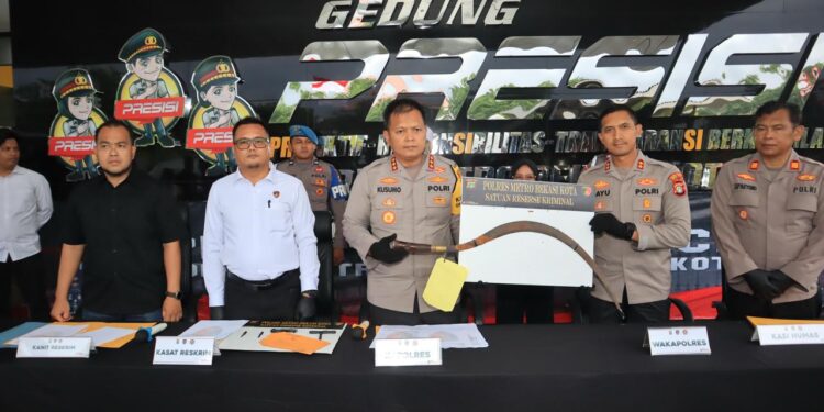 Dua Pemuda di Jatisampurna Ditangkap Polisi karena Membawa Senjata Tajam