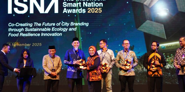 Pemko Dumai Terima Penghargaan Khusus di Indonesia Smart Nation Awards 2025