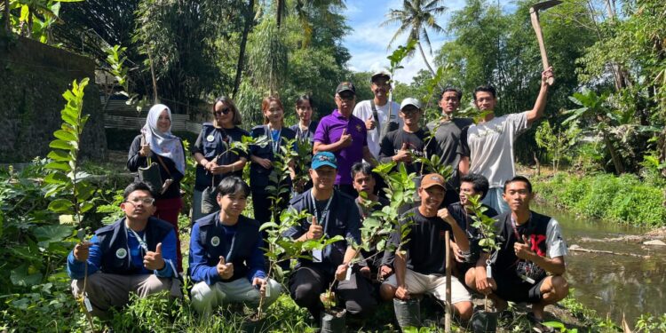 Aksi Penanaman Pohon di Kali Pelang oleh Pemuda Turen untuk Pelestarian Lingkungan