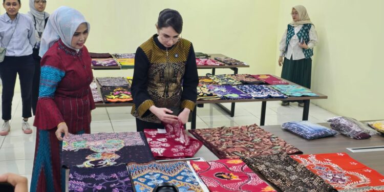 Dekranasda Jawa Timur Gelar Pelatihan Desain Fashion Batik untuk Generasi Muda