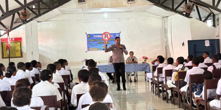 Satlantas Polres Sarmi Adakan Edukasi Keselamatan Lalu Lintas untuk Pelajar