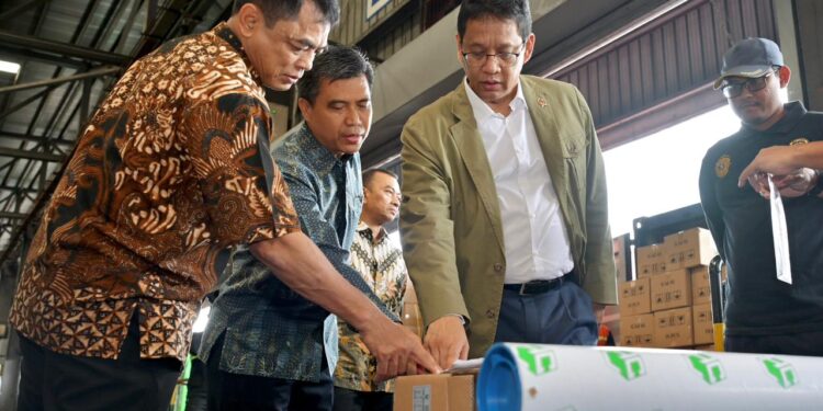 Menteri Keuangan Kunjungi KPPBC Tanjung Perak dan KBLBC Surabaya