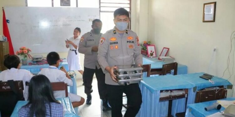Polda Sulut Distribusikan 1.086 Porsi Makanan Bergizi ke 12 Sekolah di Manado