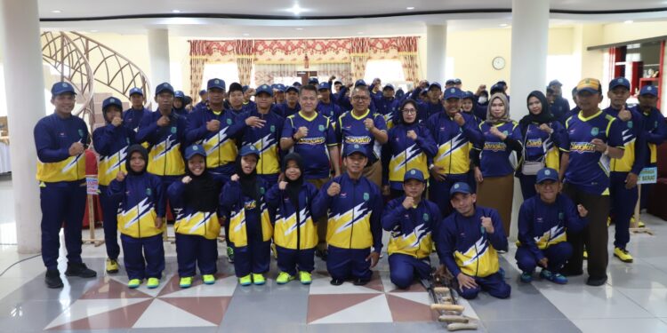 Sekda Hulu Sungai Utara Lepas Kontingen NPC Menuju Peparprov Kalsel 2025