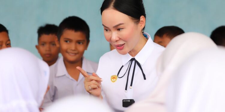 Li Claudia Dorong Warga Batam Bersama-sama Dukung Pendidikan Anak