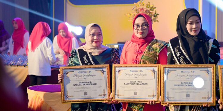 Kasmarni Terima Penghargaan Bunda PAUD, Dorong Guru Berinovasi