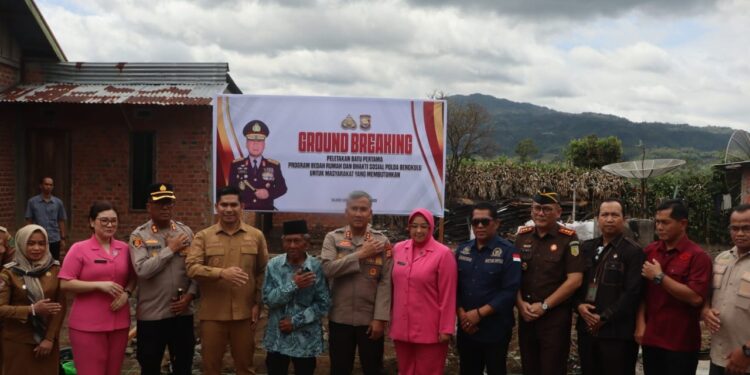 Kapolda Bengkulu Lakukan Peletakan Batu Pertama Bedah Rumah di Rejang Lebong