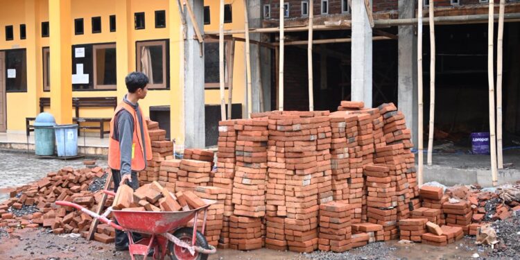 Revitalisasi Sekolah Tingkatkan Mutu Pendidikan dan Ekonomi Lokal