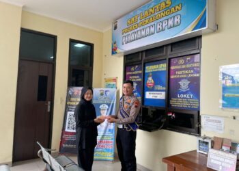 Satlantas Pekalongan Berikan Cokelat untuk Warga yang Tertib Administrasi