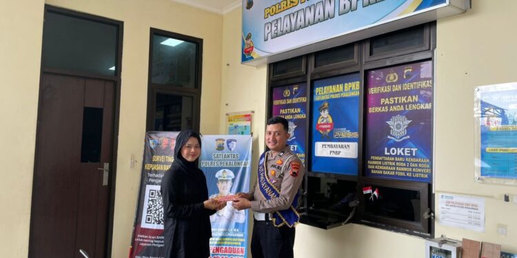 Satlantas Pekalongan Berikan Cokelat untuk Warga yang Tertib Administrasi