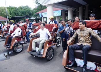 Presiden Prabowo Distribusikan Becak Listrik untuk Lansia di Indramayu