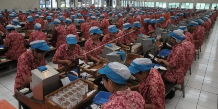 Pemerintah Tunda Kenaikan Cukai Rokok 2026, Tantangan Keseimbangan Ekonomi dan Kesehatan