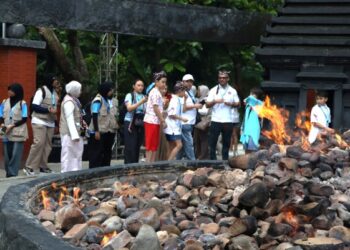 Peserta Olimpiade Sains Asia Menikmati Kebudayaan di Geopark Kayangan Api Bojonegoro