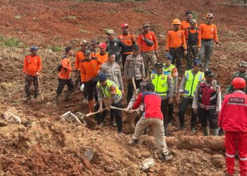 Polri Tingkatkan Operasi SAR Longsor di Cibeunying dengan 155 Personel dan 4 Anjing Pelacak