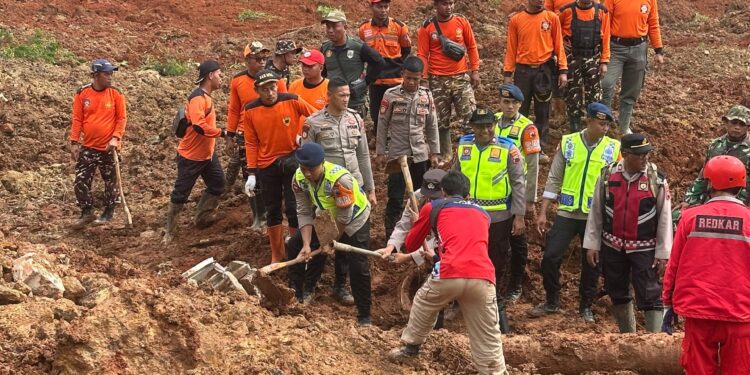 Polri Tingkatkan Operasi SAR Longsor di Cibeunying dengan 155 Personel dan 4 Anjing Pelacak