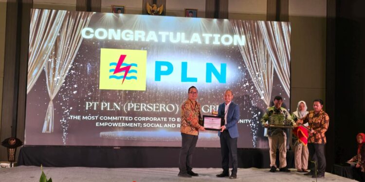PLN UID Jawa Timur Raih Penghargaan CSR dari Gresik dan Malang