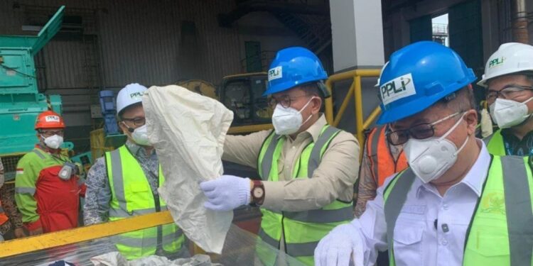 Kemendag Lakukan Pemusnahan 500 Balpres Pakaian Bekas Impor