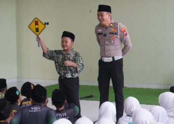 Satlantas Sidoarjo Edukasi Siswa MI Progresif Tentang Keselamatan Lalu Lintas