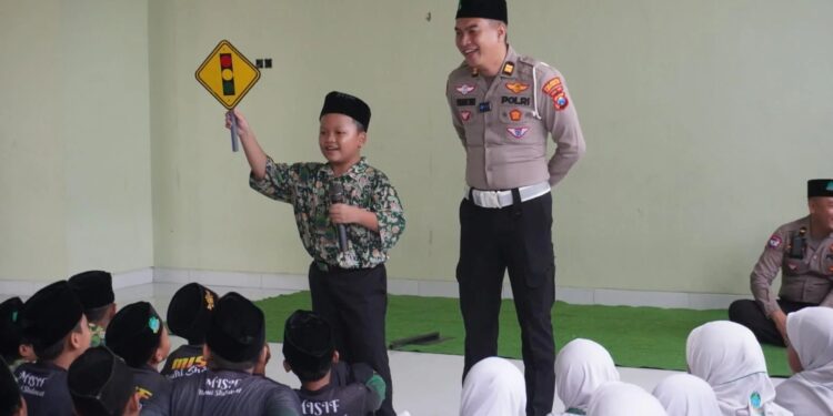 Satlantas Sidoarjo Edukasi Siswa MI Progresif Tentang Keselamatan Lalu Lintas