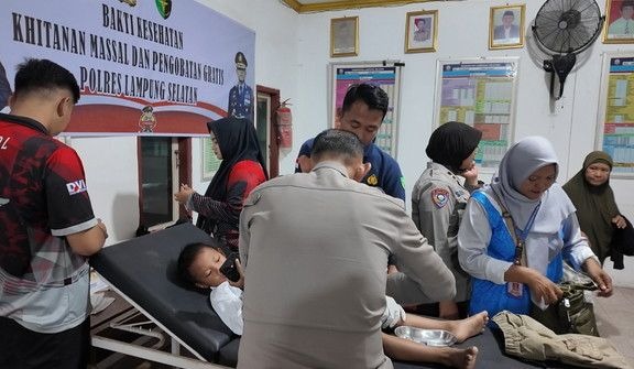 Polres Lampung Selatan Adakan Sunatan Massal dan Pemeriksaan Kesehatan di Desa Ruguk