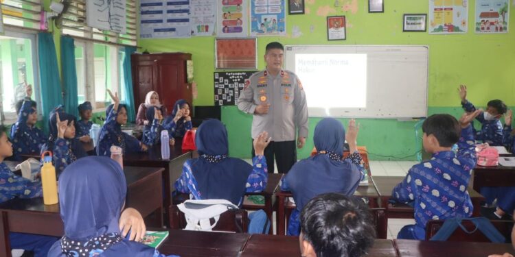 Wakapolda Bengkulu Pantau Program MBG dan Edukasi Hukum Sejak Dini