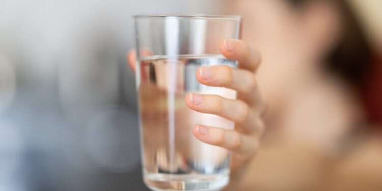 Benarkah Minum Sambil Berdiri Membebani Ginjal?