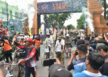 Ribuan Peserta Meriahkan Gerak Jalan Mojokerto–Surabaya 2025