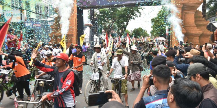 Ribuan Peserta Meriahkan Gerak Jalan Mojokerto–Surabaya 2025