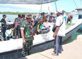 Babinsa Saronggi Awasi Keamanan Penumpang di Pelabuhan Tanjung