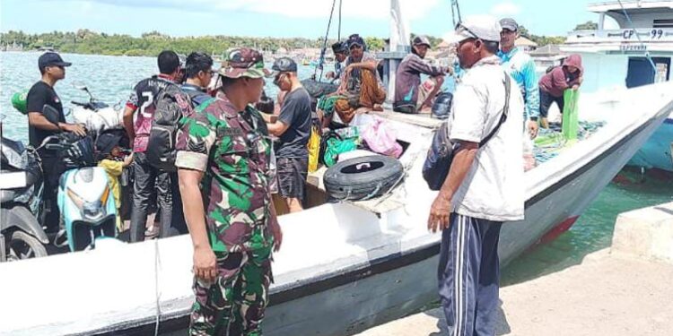Babinsa Saronggi Awasi Keamanan Penumpang di Pelabuhan Tanjung