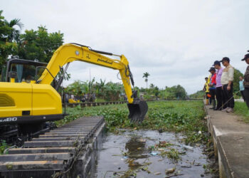 Eskavator Amfibi Mulai Bersihkan Parit Sungai Jawi di Pontianak