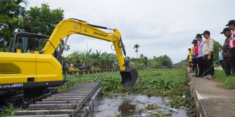 Eskavator Amfibi Mulai Bersihkan Parit Sungai Jawi di Pontianak