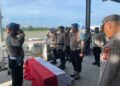 Polres Tolikara Sambut Kedatangan Jenazah Bripka Laode Abdul Salman di Jayapura