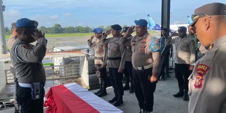Polres Tolikara Sambut Kedatangan Jenazah Bripka Laode Abdul Salman di Jayapura