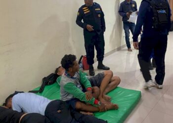 Ditpolairud Polda NTT Evakuasi 9 Awak KLM Helewa di Laut Sawu