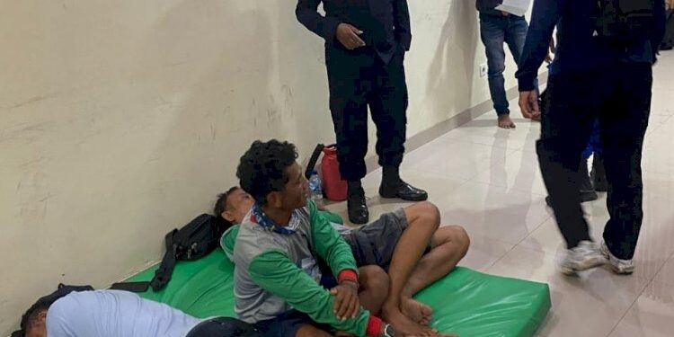 Ditpolairud Polda NTT Evakuasi 9 Awak KLM Helewa di Laut Sawu