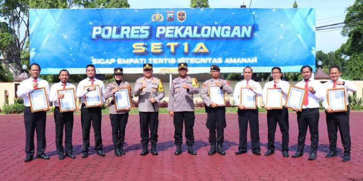 Kapolres Pekalongan Berikan Penghargaan kepada 10 Anggota Berprestasi