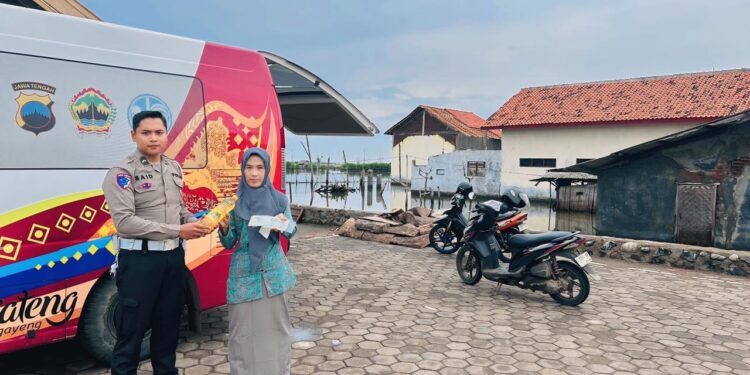 Samsat Keliling Pekalongan Berikan Minyak Goreng untuk Pembayar Pajak