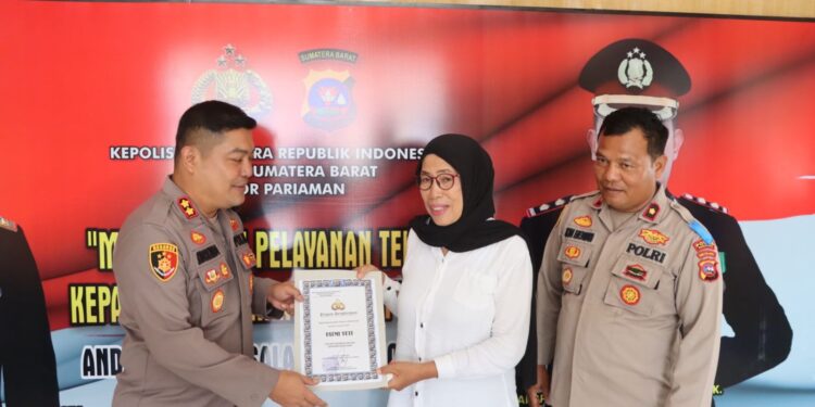 Kapolres Pariaman Anugerahkan Penghargaan kepada Aktivis Perlindungan Anak dan Perempuan