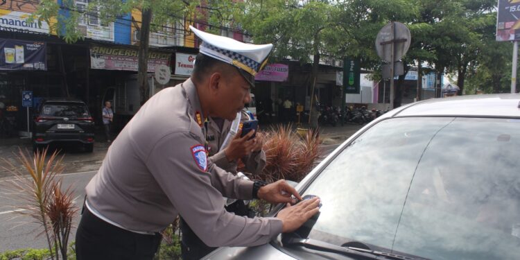 Satlantas Trenggalek Anugerahkan Stiker Penghargaan untuk Pengendara Tertib dalam Operasi Zebra 2025
