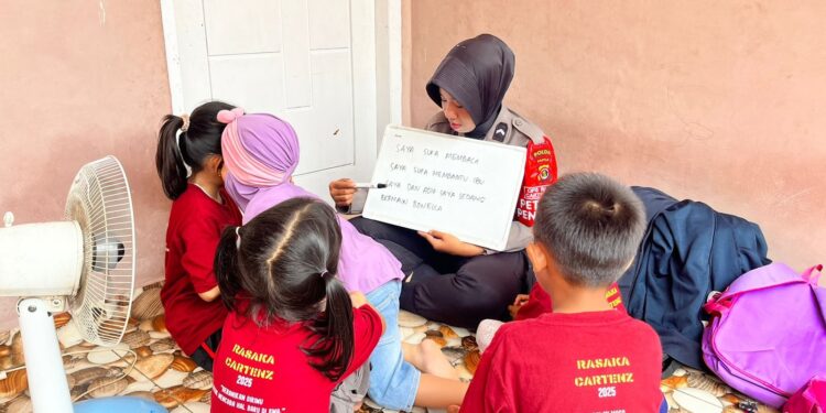 Subsatgas Si-Ipar Operasi Rasaka Cartenz Berikan Pendampingan Rutin di Rumah Belajar Heram