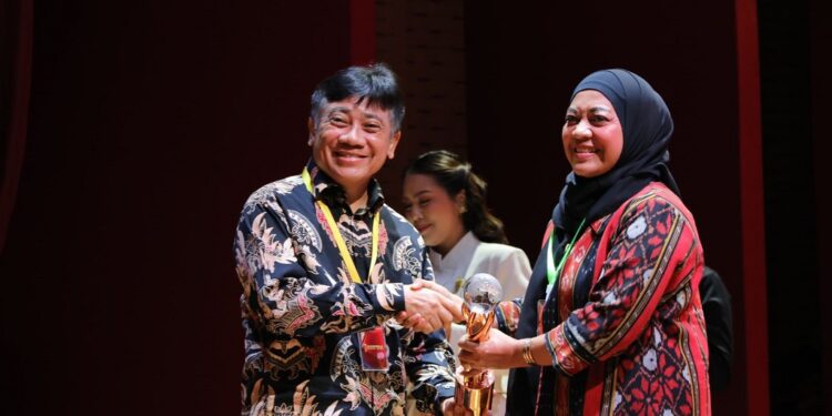 Pemkab Batang Raih Penghargaan Bhumandala Ariti untuk Inovasi Pemetaan Pajak