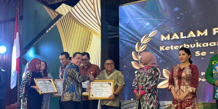 Bappeda Litbang dan PDAM Tirta Kubu Raya Dapat Penghargaan Transparansi