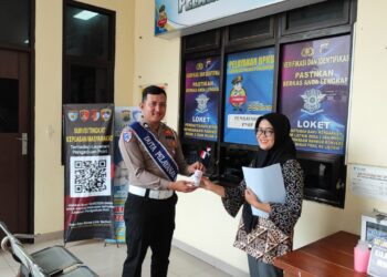 Satlantas Polres Pekalongan Bagikan Susu Kemasan di Ruang Pelayanan BPKB