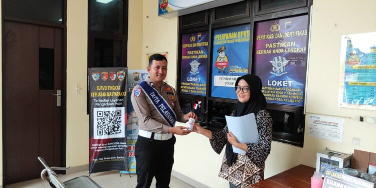 Satlantas Polres Pekalongan Bagikan Susu Kemasan di Ruang Pelayanan BPKB