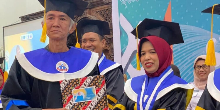 Wisuda 90 Lansia di Pontianak dari Program Sekolah Lansia