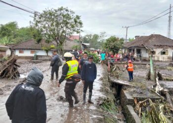Aiptu Andhik Bantu Evakuasi Warga di Lokasi Terdampak APG Semeru